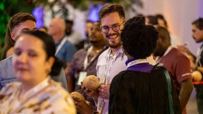 Personas interactúan en la cena de la Summit