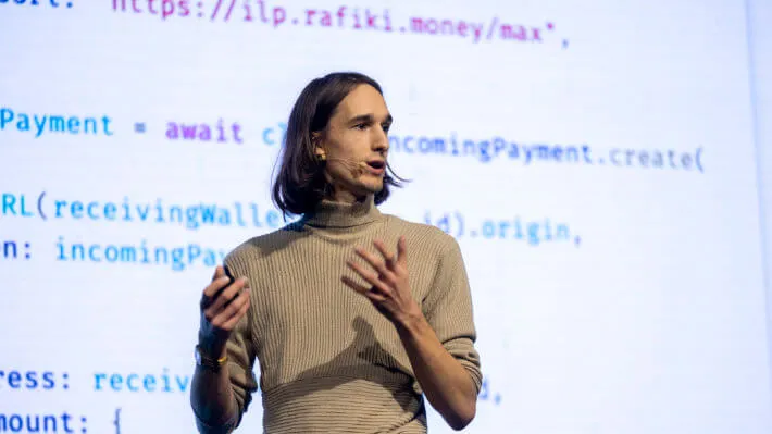 Hombre da una charla en el escenario