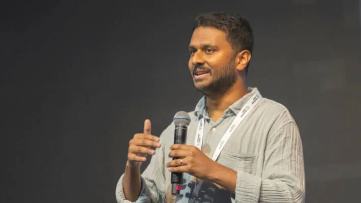 Hombre da una charla